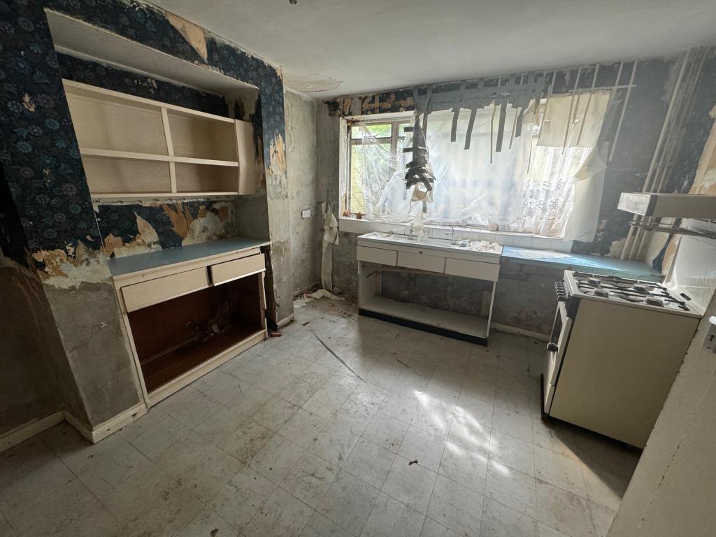 Lot: 21 - FREEHOLD TWO-BEDROOM GARDEN MAISONETTE PLUS GROUND RENT - Kitchen-dining room
